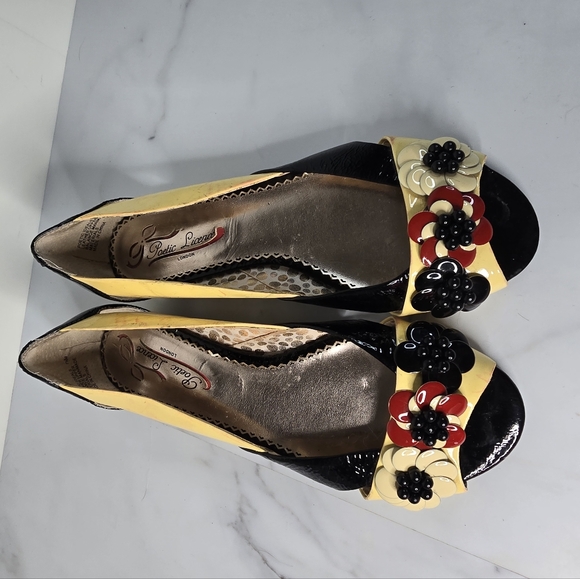 Poetic License London Open Toed Retro Design Leather Flowered Flats. 7.5 - Picture 6 of 8